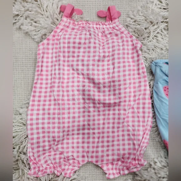 💜 Carter's 2 outfits, strawberry print, and pink gingham 9m or 12m - Picture 5 of 8